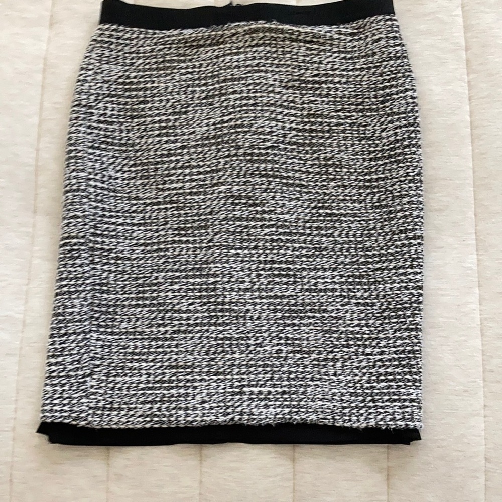 Black and white hounds tooth print skirt